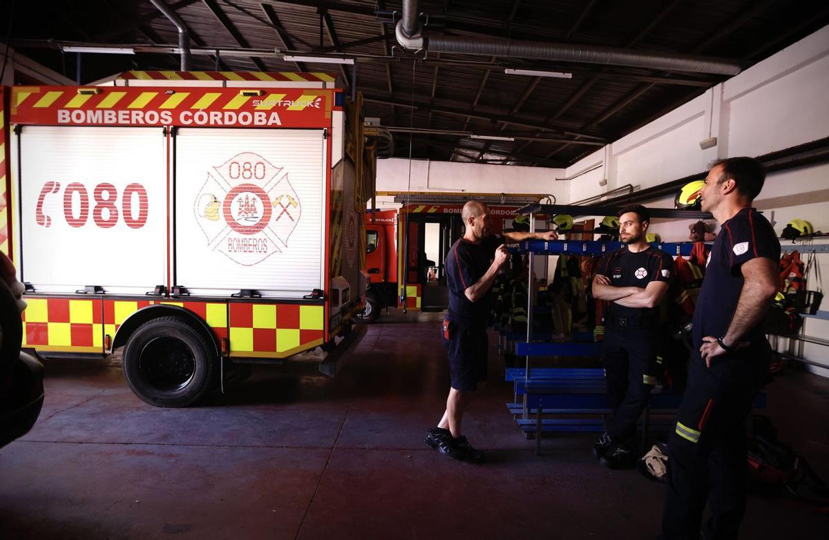 Enrique Martínez, Jorge Díaz y José Manuel Baena recuerdan anécdotas de la dana en el parque de bomberos. | MANUEL MURILLO