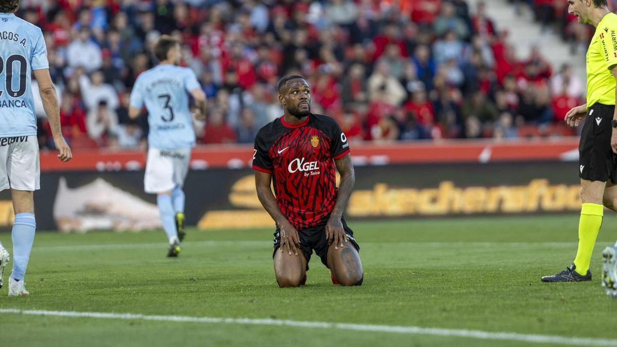 Cyle Larin, de rodillas, tras una ocasión errada en el pasado partido frente al Celta.