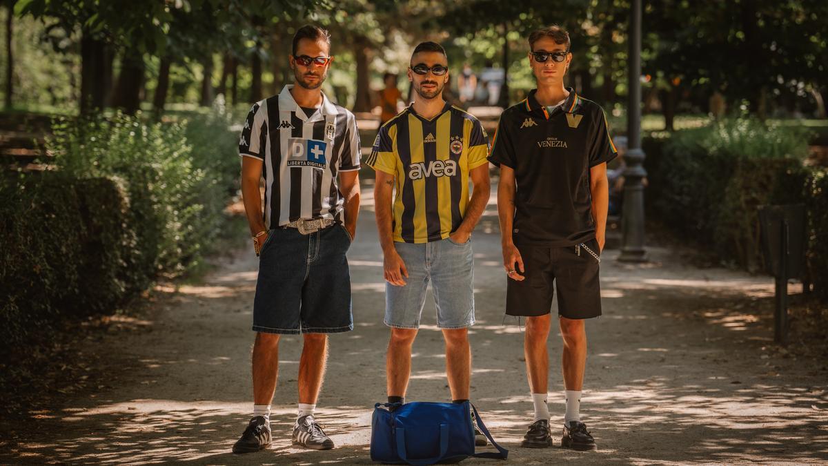 Pablo, Santiago y Roberto posan con sus camisetas de fútbol de segunda mano en el Parque del Retiro.