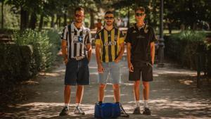 Pablo, Santiago y Roberto posan con sus camisetas de fútbol de segunda mano en el Parque del Retiro. 
