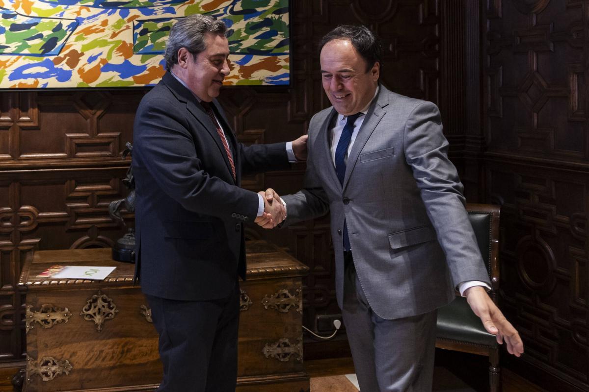El president Juanfran Pérez Llorca se reúne con José María Llanos, síndic de Vox, en enero en el Palau.