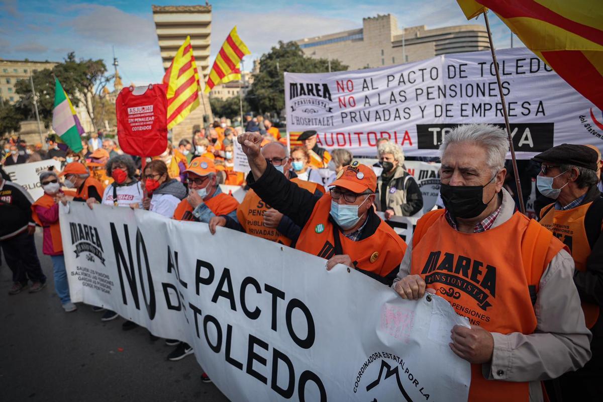 Inicio de la manifestación por las pensiones, en la plaza de Catalunya de Barcelona.