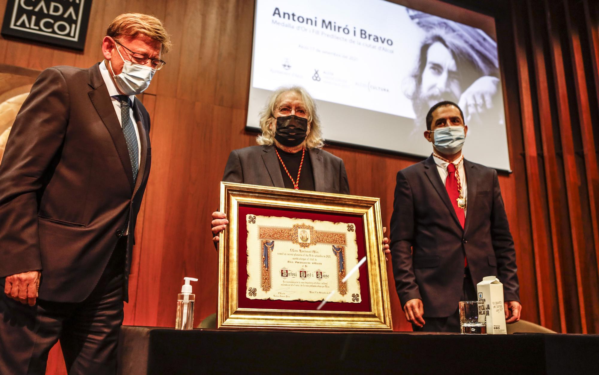 Antoni Miró recibe la Medalla de Oro y el título de Hijo Predilecto de Alcoy