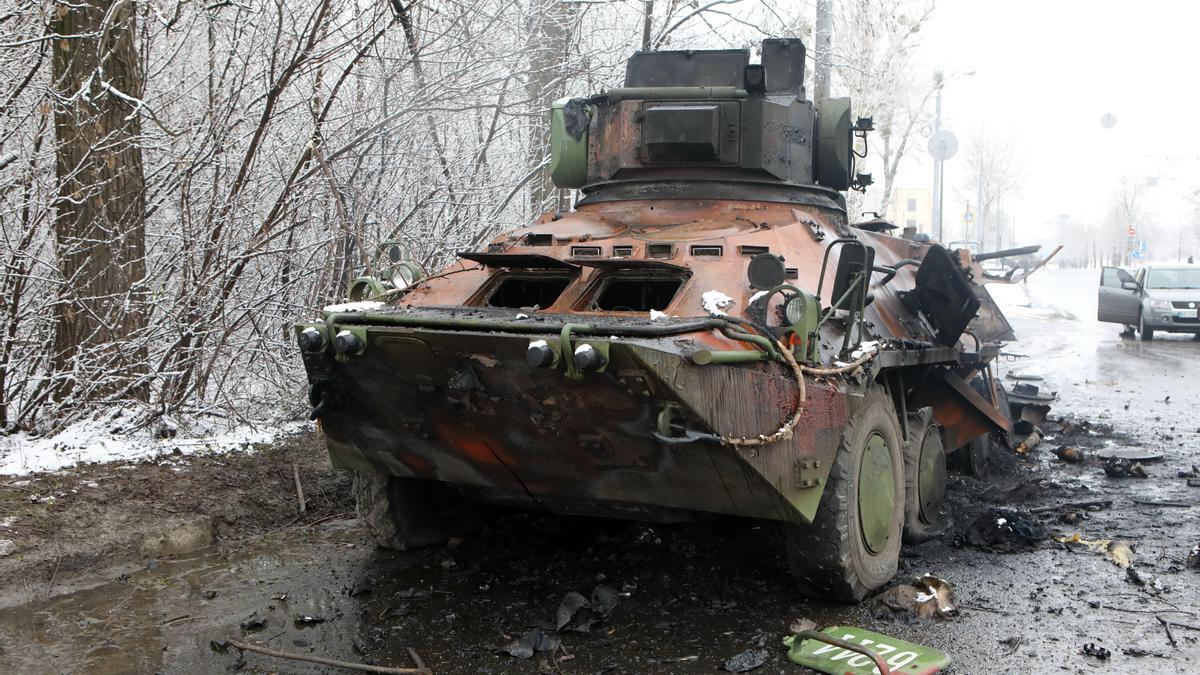 Un vehicle militar destrossat a Khàrkiv, segons ciutat d'Ucraïna