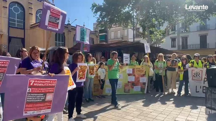 La protesta educativa visita el mercado en Carcaixent