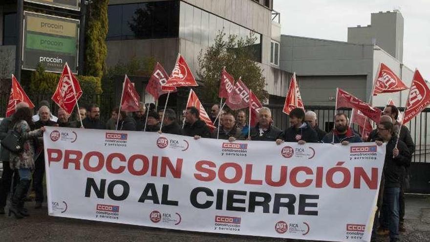 Trabajadores concentrados ante la sede de Procoin.