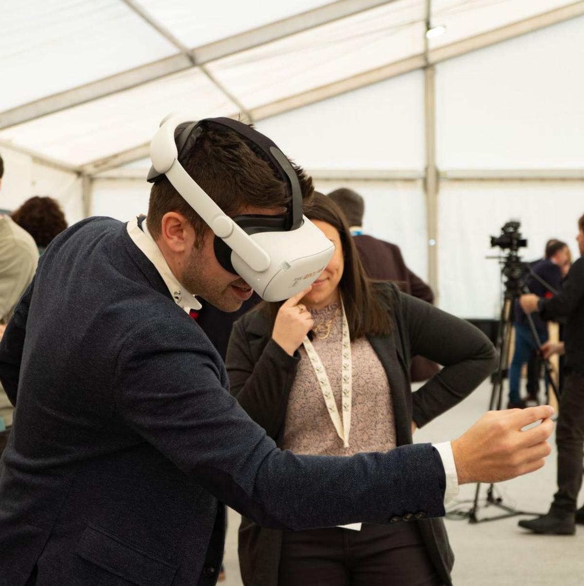 Un hombre prueba unas gafas de realidad virtual en Fitecu. | J. L. F.