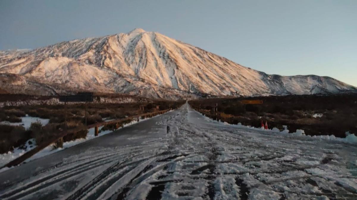 Así amanece el Teide este viernes tras el paso de la borrasca Therese por Tenerife Así amanece el Teide este viernes tras el paso de la borrasca Therese por Tenerife