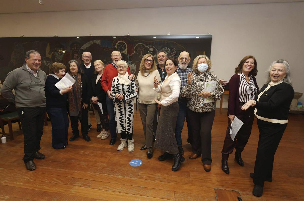 Parte del grupo de teatro del Espazo +60 durante
un ensayo en el Café Moderno. | Gustavo Santos