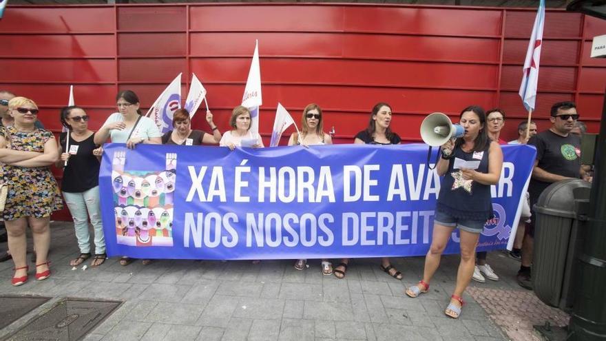 Protestas de la CIG en PSA por lo que consideran discriminación laboral. // C. Graña