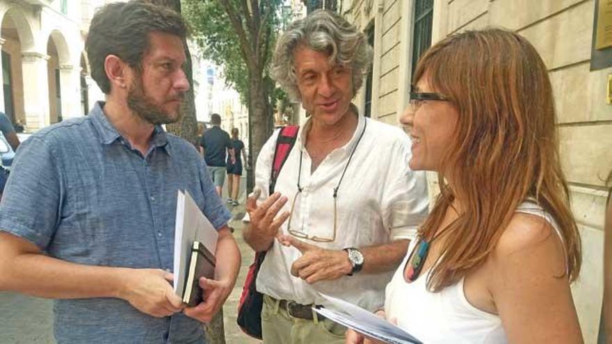 Alberto Jarabo, Daniel Bachiller y Laura Camargo, representantes de Podemos, ayer antes de entrar en la conselleria de Hacienda.