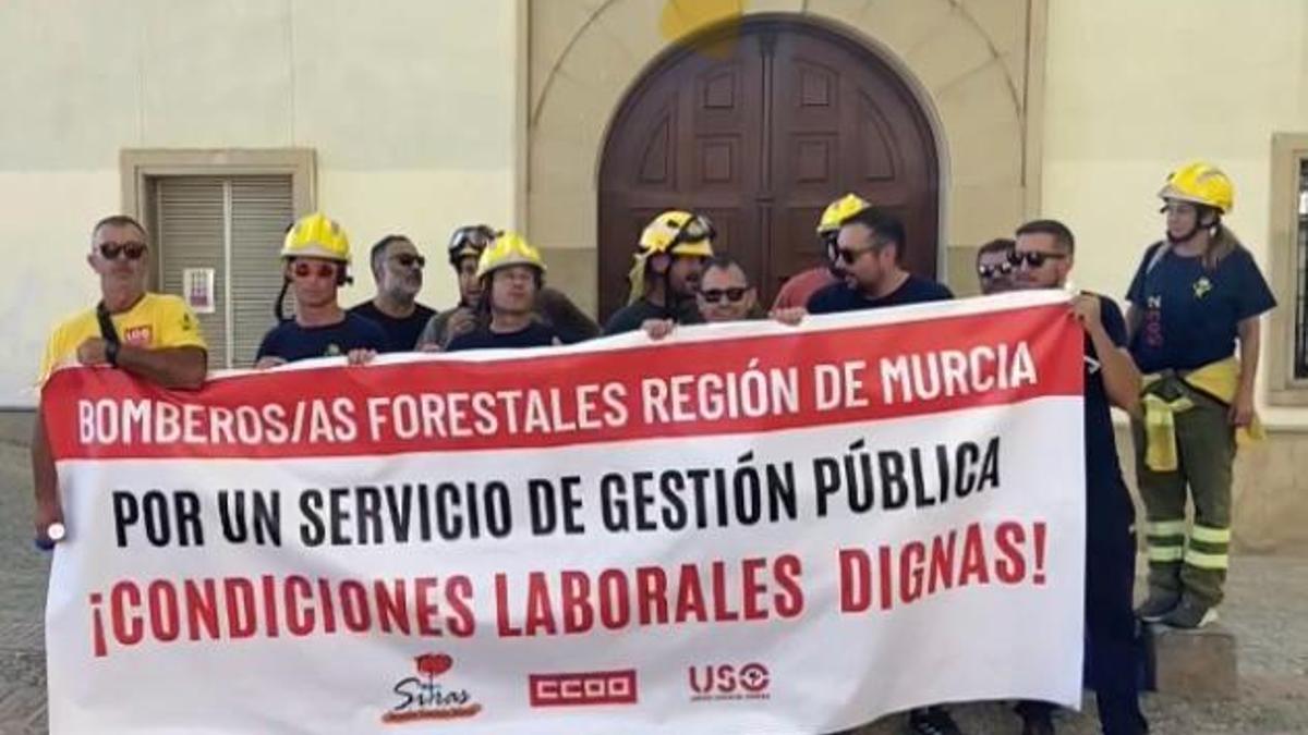 Bomberos de Orthem se manifiestan ante San Esteban.