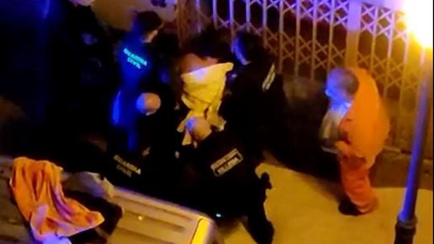 Los agentes reducen de nuevo al hombre tras intentar huir cuando lo llevaban a la ambulancia.