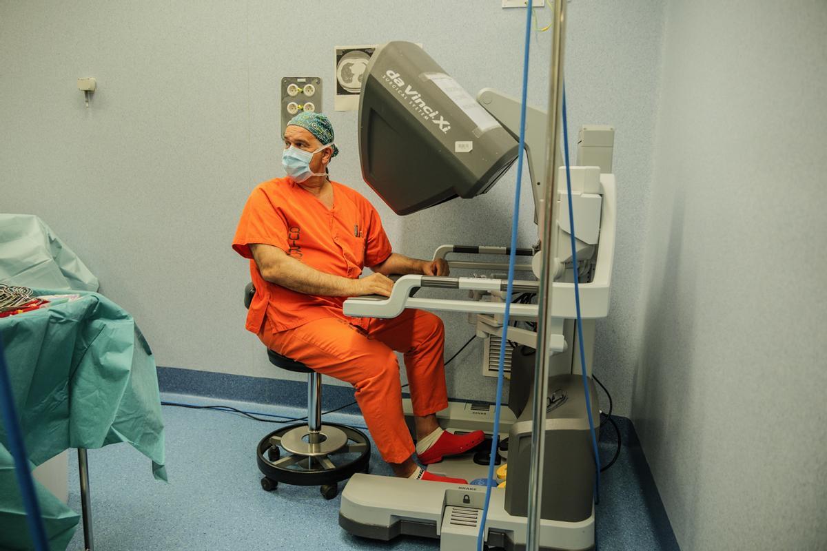 El doctor Ángel Carvajal, operando desde la consola en una cirugía robótica.