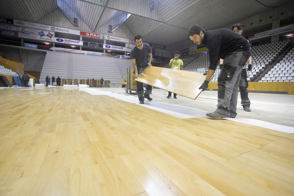 Col·locació del nou parquet del pavelló de Fontajau