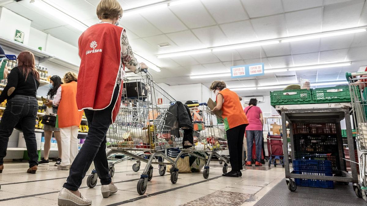 Voluntarios de un centro de distribución de alimentos de Càritas en Barcelona