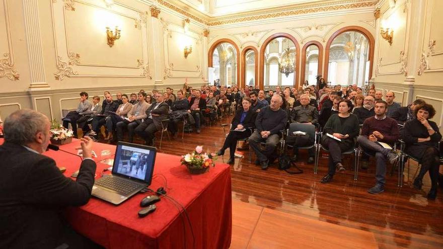 Ponentes y asistentes a la jornada que tuvo lugar ayer en el salón de plenos de la Diputación. // G. Santos