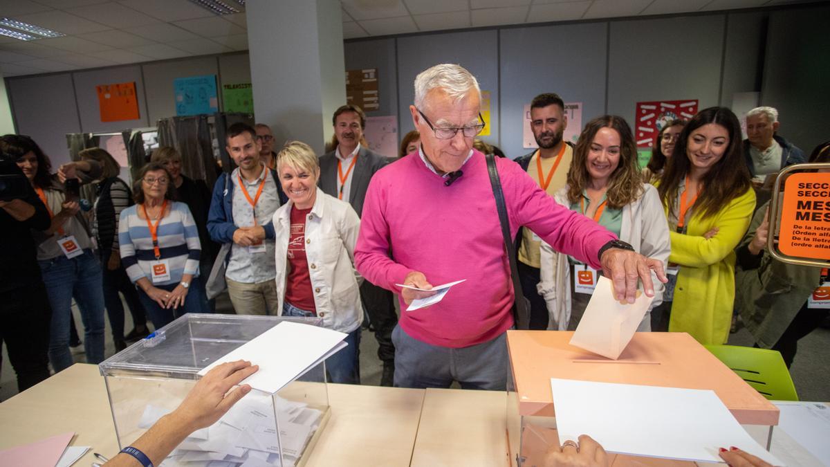 El alcalde de València, Joan Ribó, deposita su voto en la urna electoral.