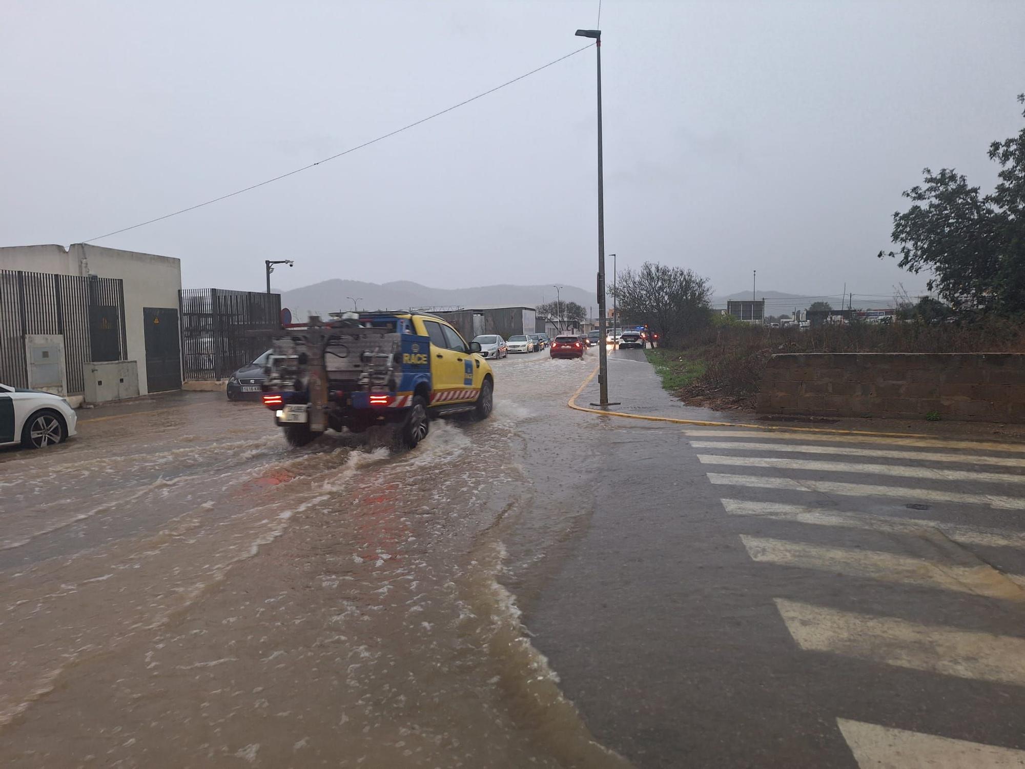 Carretera anegada en Can Bonet.