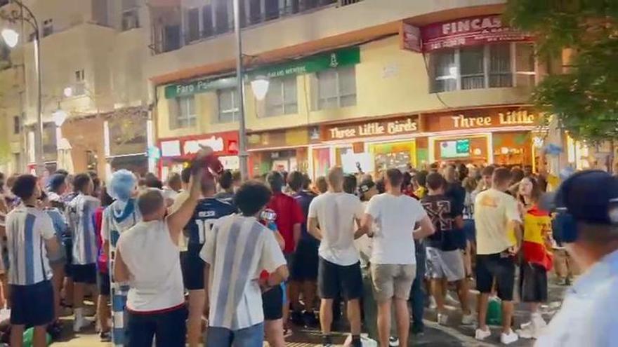 La afición argentina sigue la final del Mundial desde el centro de Alicante