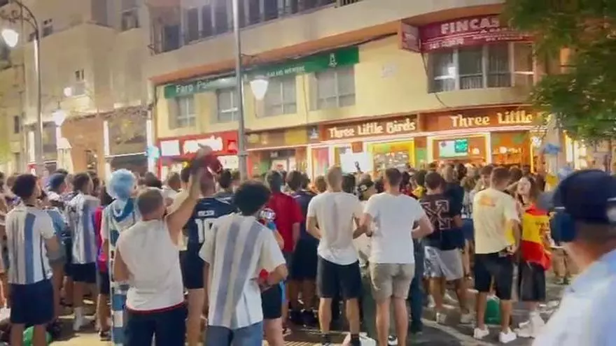 La afición argentina sigue la final del Mundial desde el centro de Alicante