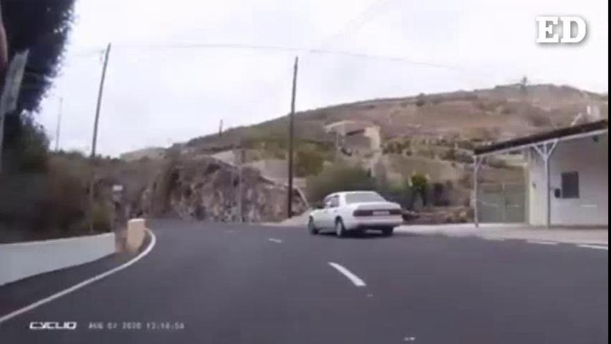 Vídeo: Casi atropella a dos ciclistas en Tenerife