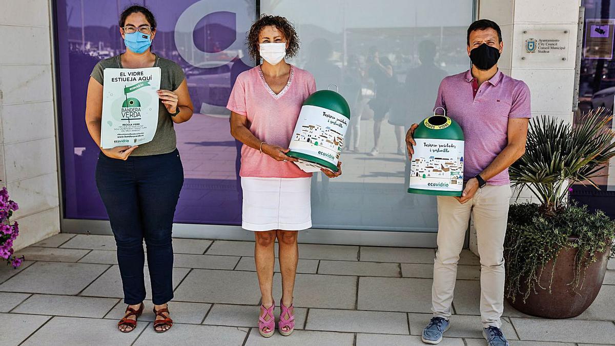 Eva Artiga, Neus Mateu y Diego Ponce ayer en la presentación de la campaña en Sant Antoni |