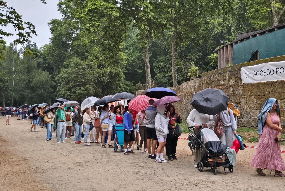 Concierto de Viva Suecia: la lluvia no desanima a los fans, que guardan cola en Castrelos Concierto de Viva Suecia: la lluvia no desanima a los fans, que guardan cola en Castrelos