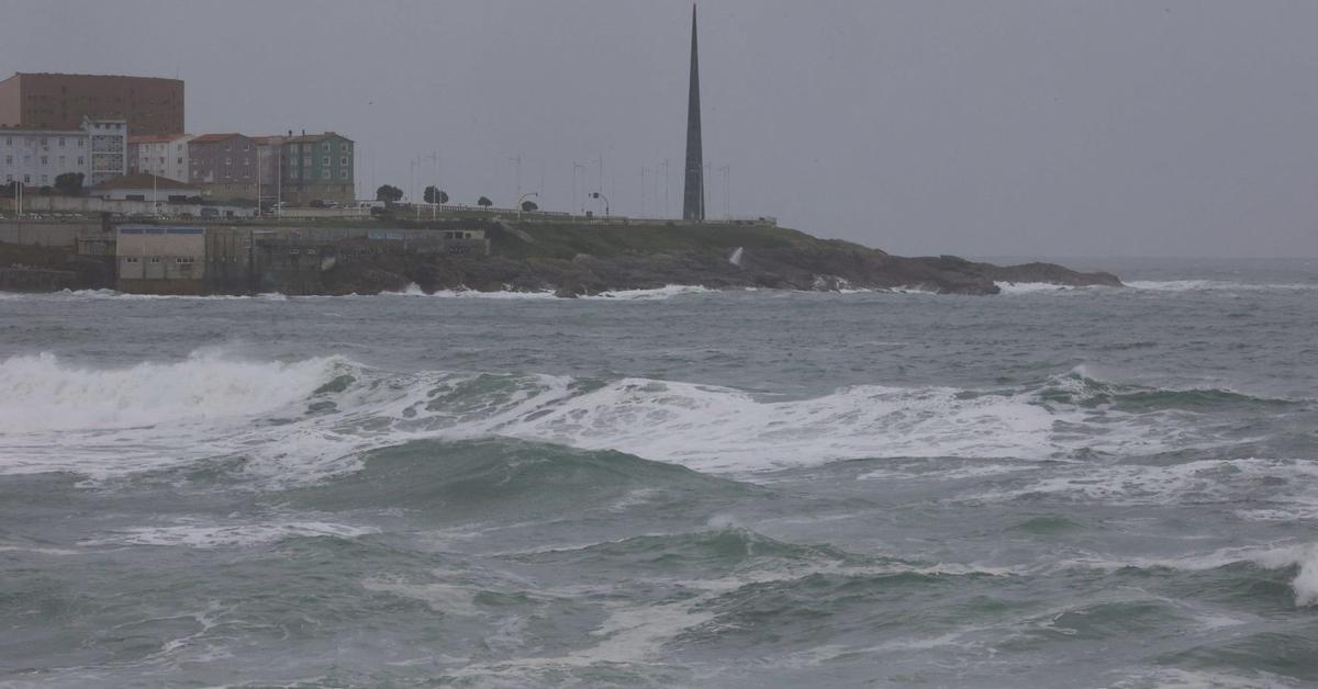 Oleaje en la zona de Riazor y Orzán de A Coruña por un fuerte temporal