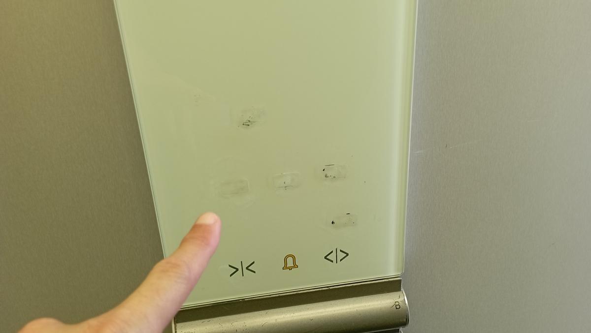 Detalle del panel del ascensor del inmueble de VPO de InmoCaixa en Soliva, con los números desaparecidos.