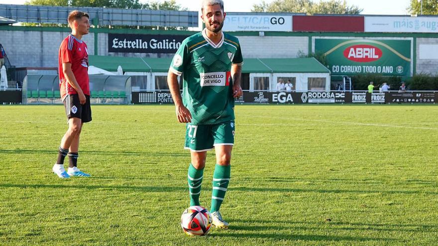 Martín Fuentes, hace unos días jugando con el Coruxo en el campo de O Vao ante el Celta Fortuna. // JAD