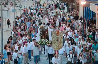 La Virgen del Carmen desembarca en la playa del Postiguet de Alicante