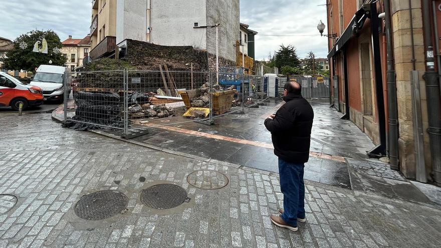 Un vecino de Villaviciosa contempla las obras de reconstrucción de la muralla.