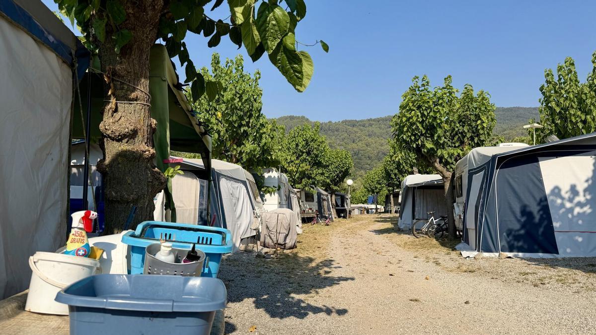 Platos por fregar, sin recoger, por la salida imprevista de sus dueños ante la proximidad de las llamas en el camping El Pasqualet.