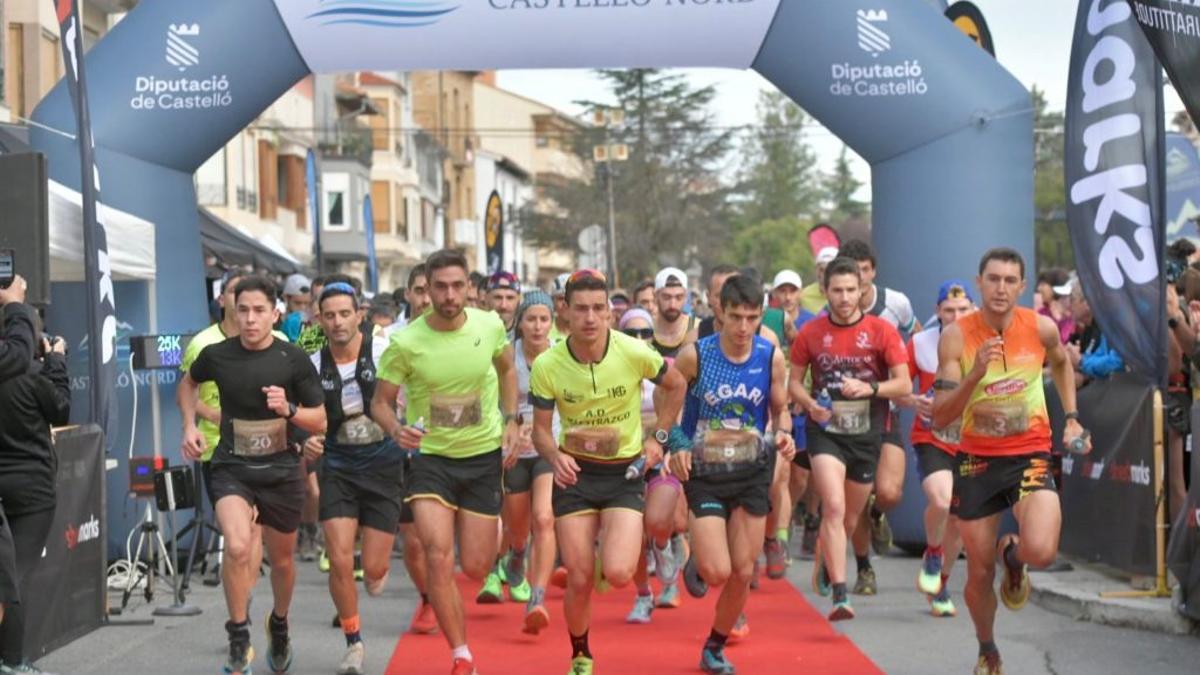 Los atletas tras el ‘pistoletazo’ de salida de la XIV Entreparets Vilafranca.