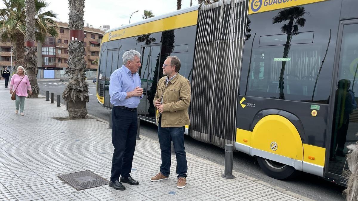 Pedro Quevedo y José Eduardo Ramírez junto a una guagua en la zona del Auditorio.