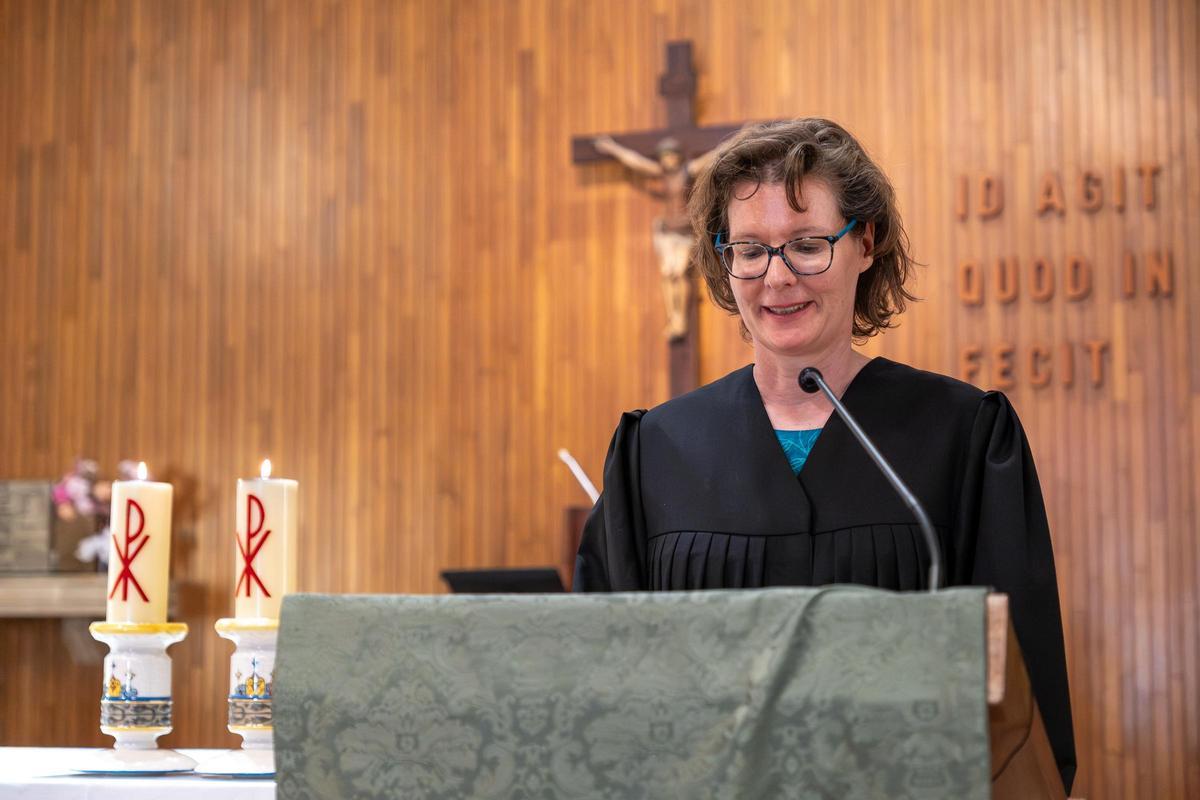 Prädikantin Maike Wirths liest aus ihrer selbst geschriebenen Predigt an der Kanzel.