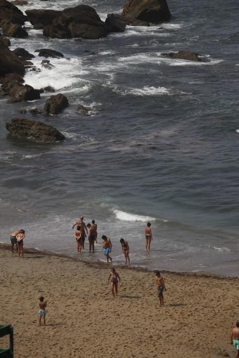 Una mancha de contaminación obliga a cerrar la playa de La Ñora