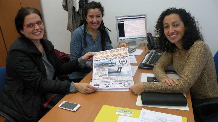 La edil Marián Sanmartín (dcha.) y las organizadoras del evento. //Faro