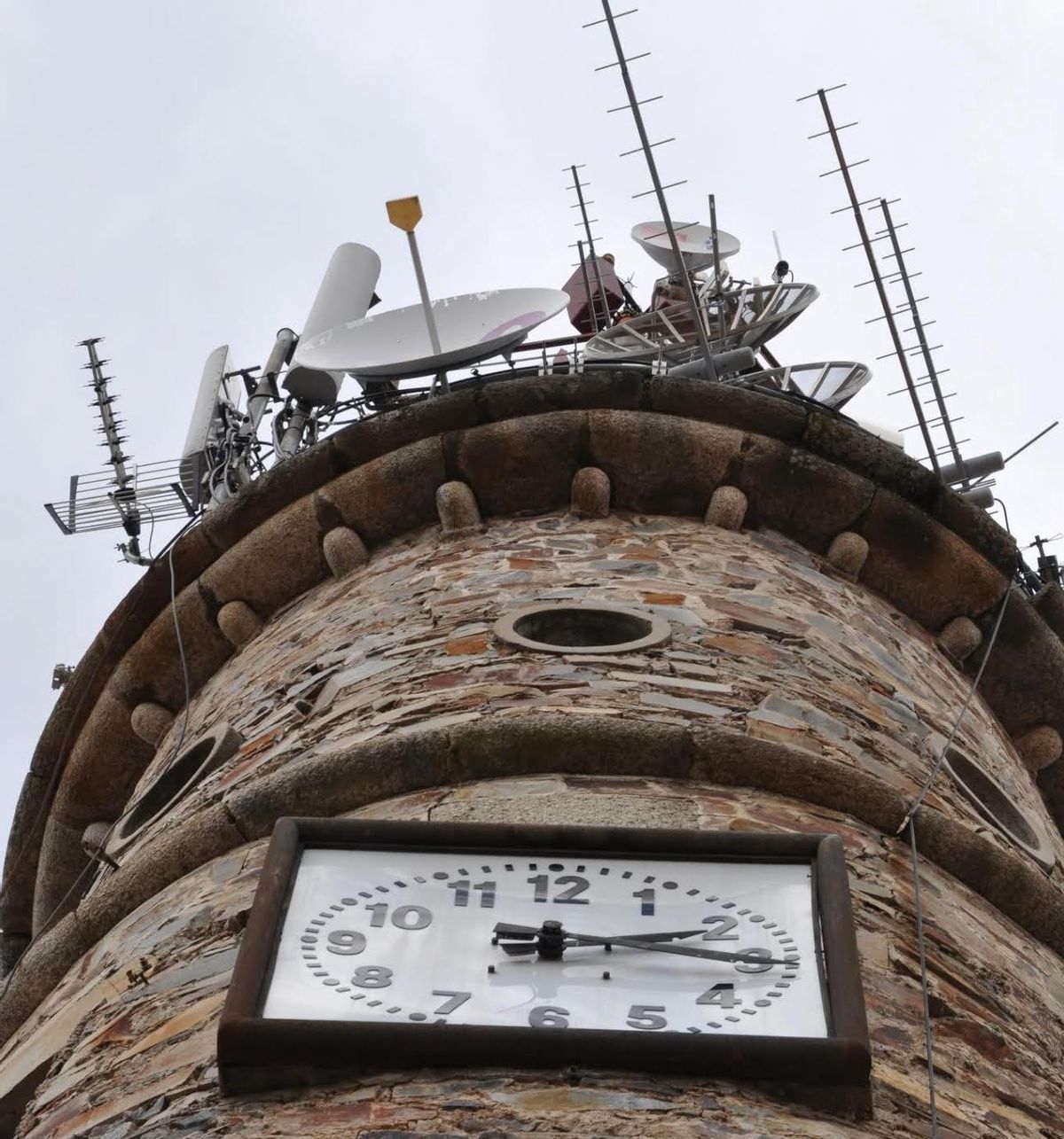 Antenas en la Torre del Reloj en plaza de Italia.