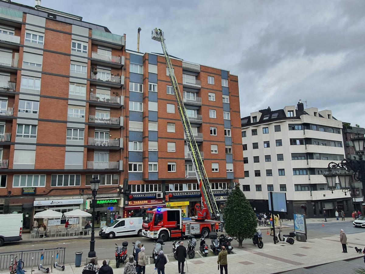 Los Bomberos durante la actuación.