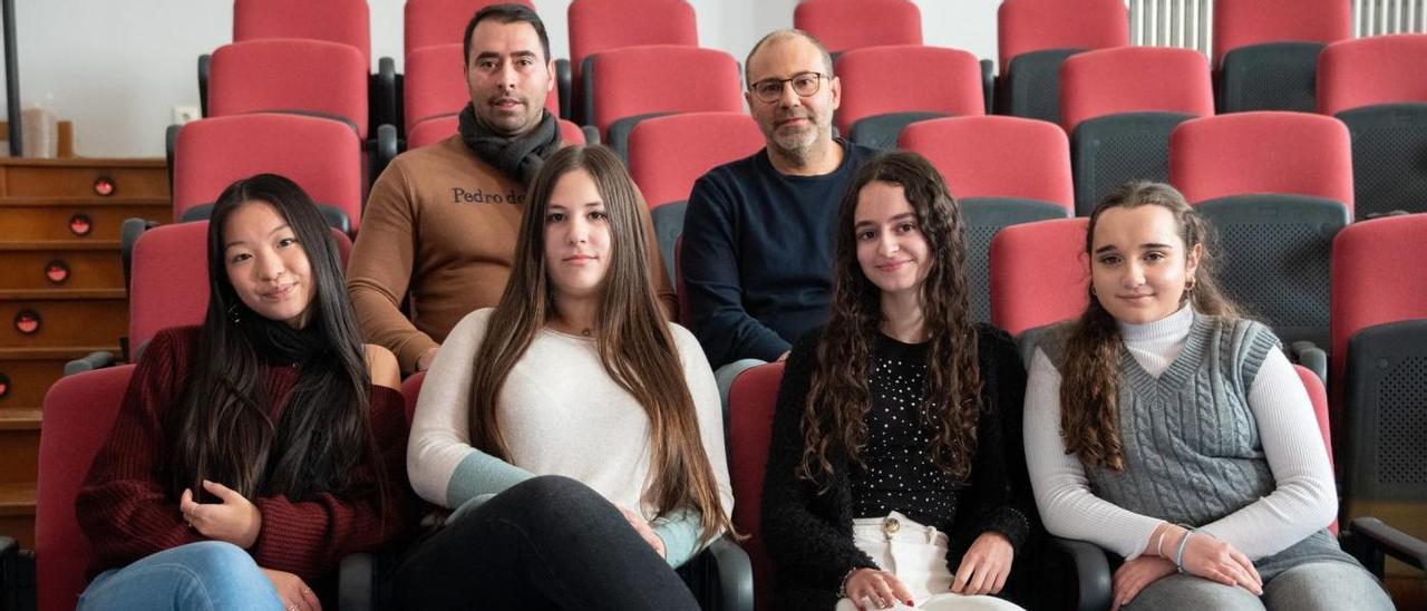 Arriba, los profesores Antonio Román (izq.) y Álvaro Gallego. Abajo, desde la izquierda, Paula Diego, Dulce María Martínez, Celia Marino y Daniela Moraes | | M. A. L.
