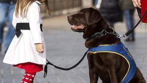 Una niña con autismo con su perro de asistencia en una imagen de archivo. 