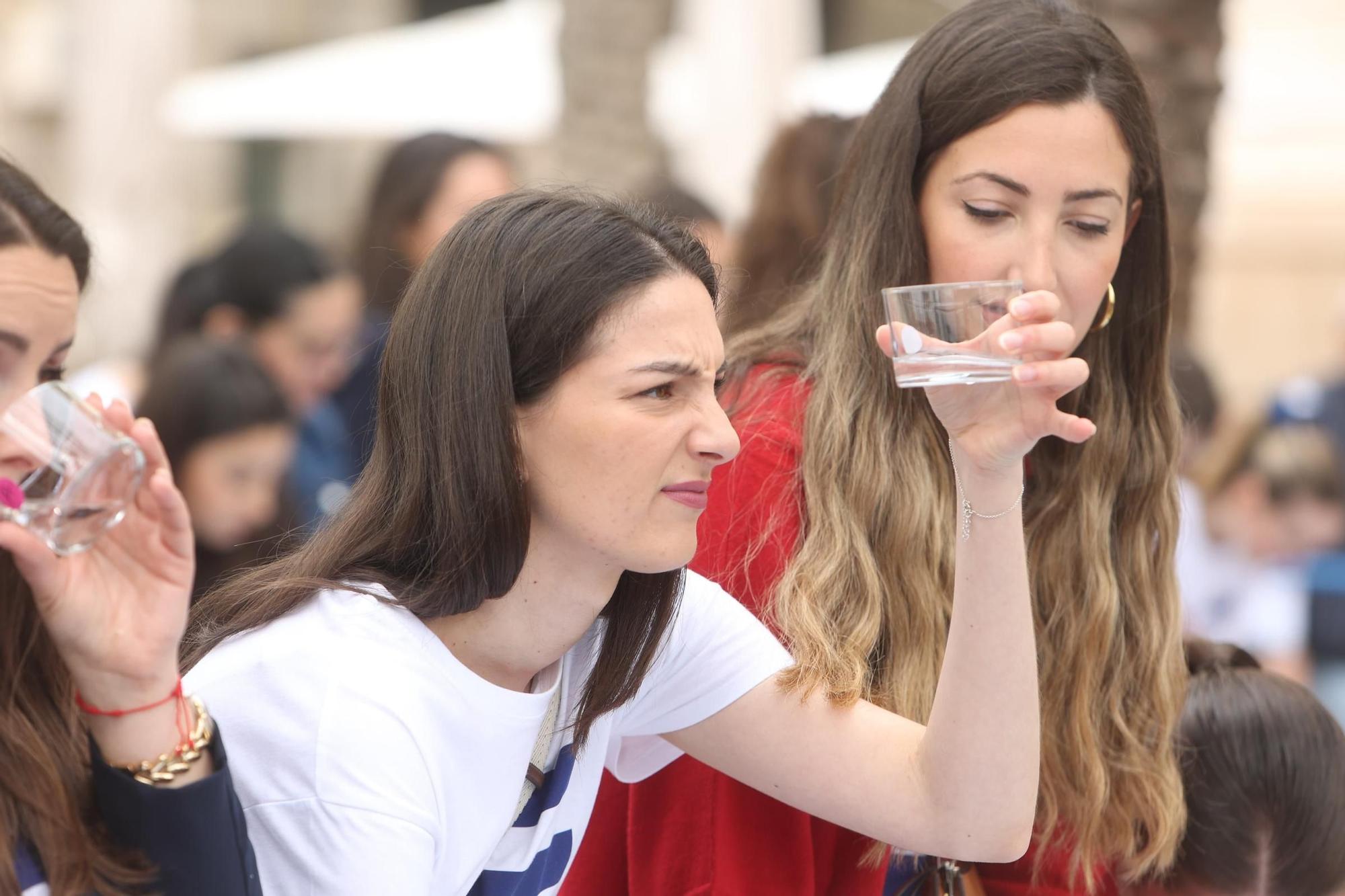 Cata de agua a ciegas de las candidatas a Bellea del Foc en la Explanada de Alicante