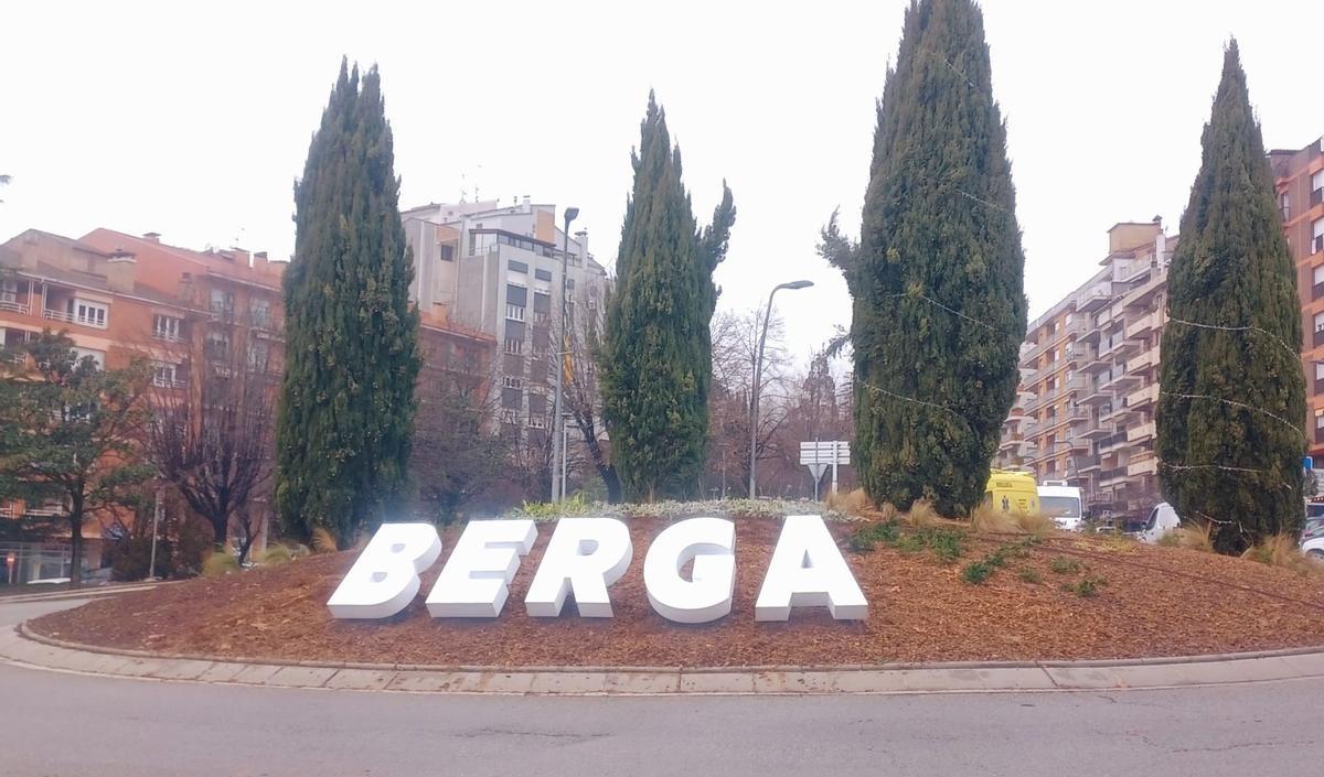 Lletres grosses i blanques identifiquen el nom de la ciutat a l'entrada sud