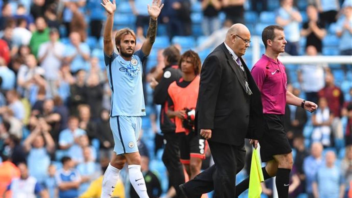 Aleix Garcia saluda a la afición tras el final del encuentro