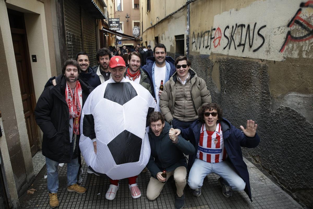 Aficionados del Sporting, en la visita a la Cultural.