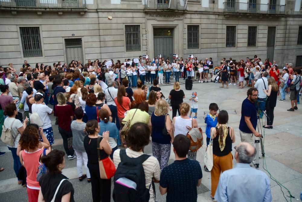 Concentración en Pontevedra contra la libertad provisional para "La Manada"