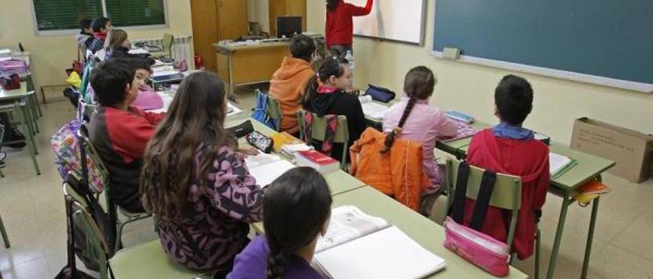 Alumnos de un colegio mallorquín usando la pizarra digital durante una clase.