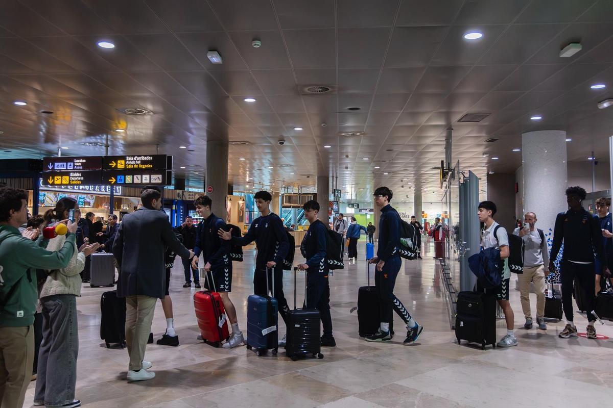 La expedición junior de Valencia Basket en la terminal de Manises